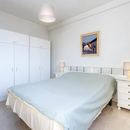 Apartment Centre *